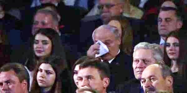 Lukaşenko göz yaşlarını saxlaya bilmədi (VİDEO)