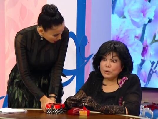 Məşhur xalq artistinin qızıl zinət əşyaları canlı efirdə göstərildi: Qiyməti... - FOTOLAR