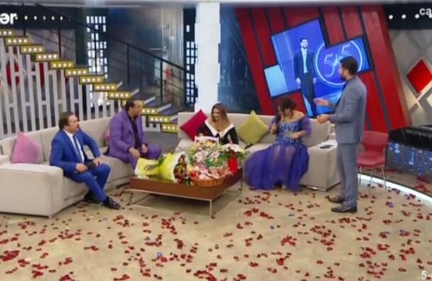 Şəbnəm qısa geyinən Mənzurənin paltarını düzəltdi: "Ayıbdı..." - fotolar