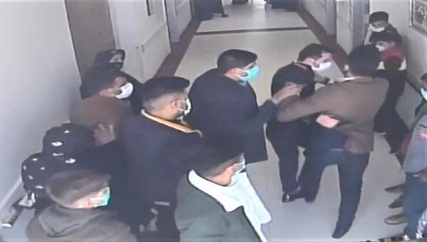 Xəstəxanada MÜBAHİSƏ: Tibb işçisi 20 nəfər tərəfindən döyüldü - FOTO