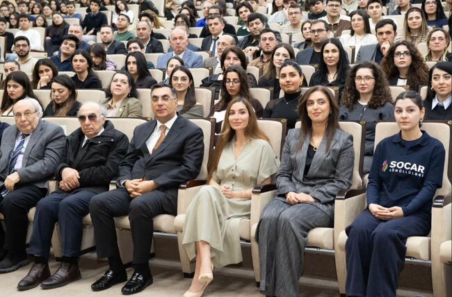 Arzu Əliyeva Bakı Ali Neft Məktəbində - Fotolar