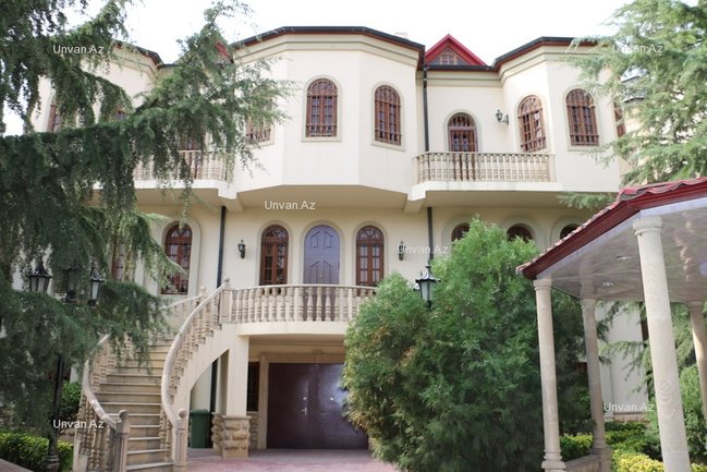 Gənclikdə inanılmaz gözəl villa satılır!