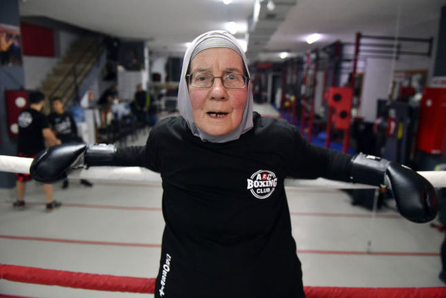 72 yaşlı qadın hamını şoka salır - Fotolar
