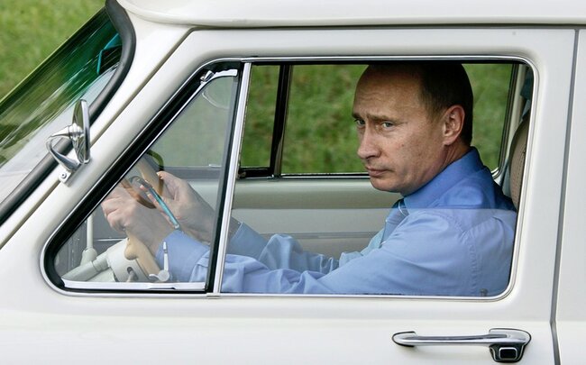 Putin: "90-cı illərdə taksi sürücüsü kimi əlavə pul qazanmalı olurdum"