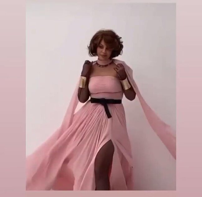 50 yaşlı Aygün Kazımova dərin yarıqlı geyimdə HEYRAN ETDİ - FOTO