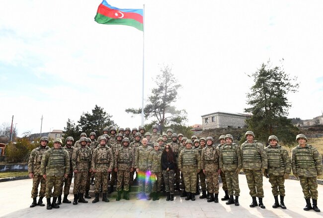 Prezident Şuşada Azərbaycan bayrağını qaldırdı - FOTO