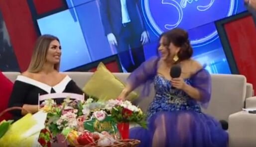 Şəbnəm qısa geyinən Mənzurənin paltarını düzəltdi: "Ayıbdı..." - fotolar