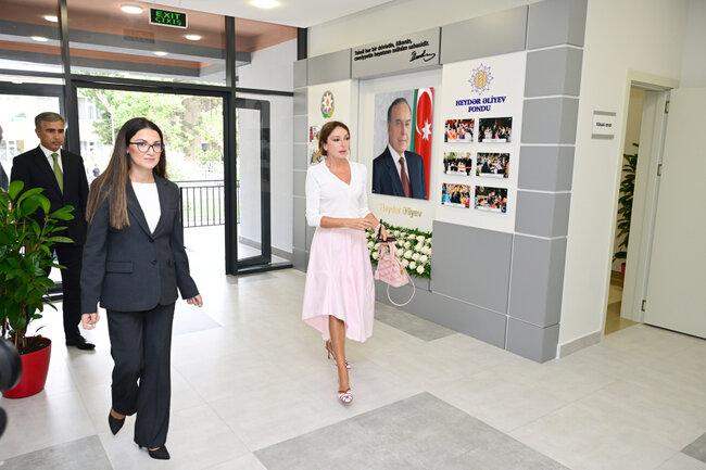 Mehriban Əliyeva qızları ilə açılışda - Fotolar - Yenilənib