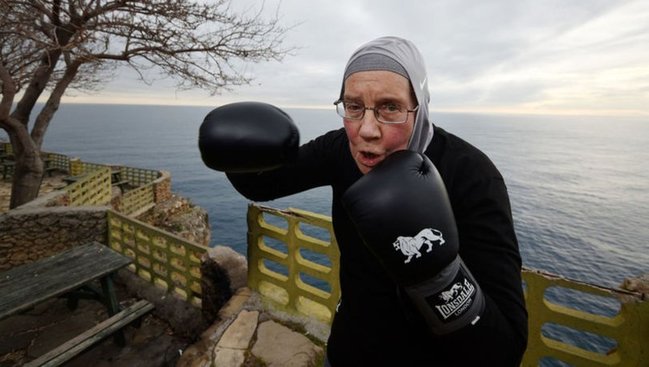 72 yaşlı qadın hamını şoka salır - Fotolar