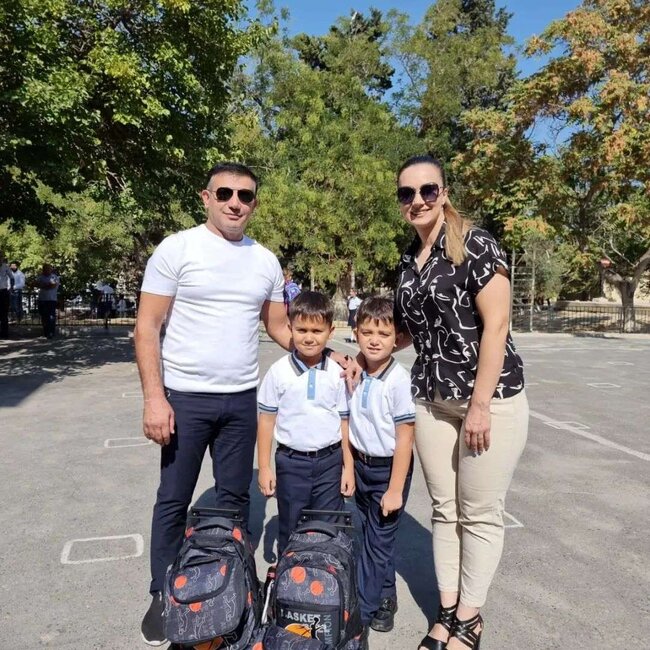 Bəyimxanım həyat yoldaşı və əkizləri ilə