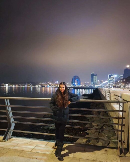 Leyla Əliyeva skuterlə bulvarı gəzdi