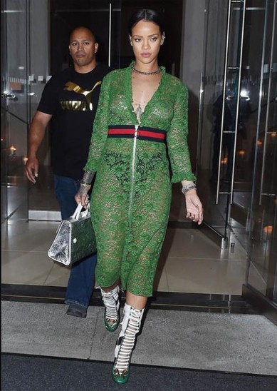 Demet Akalın Rihannanın libasından geyindi, izləyicilər ələ saldı - FOTOLAR