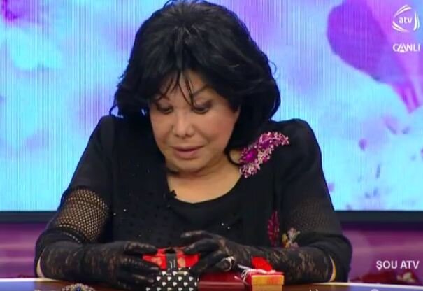 Məşhur xalq artistinin qızıl zinət əşyaları canlı efirdə göstərildi: Qiyməti... - FOTOLAR