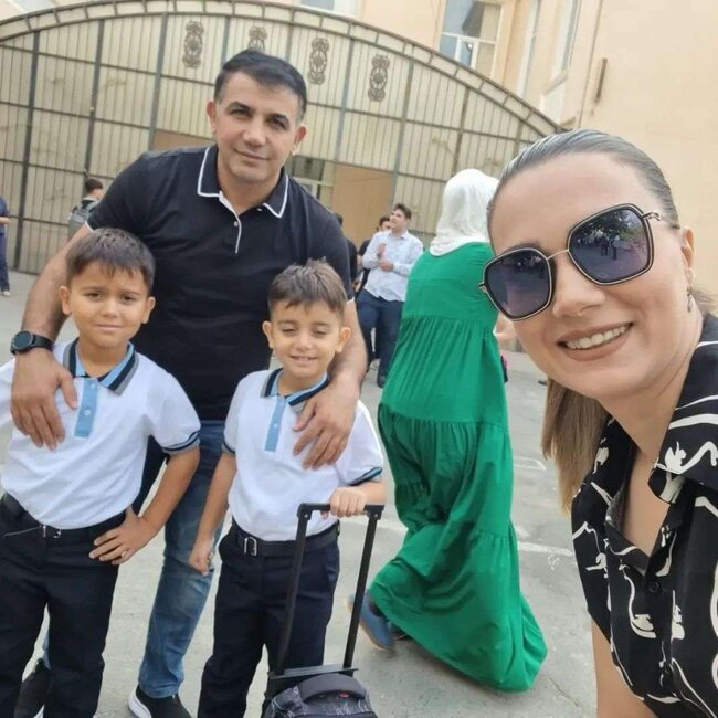 Bəyimxanım həyat yoldaşı və əkizləri ilə