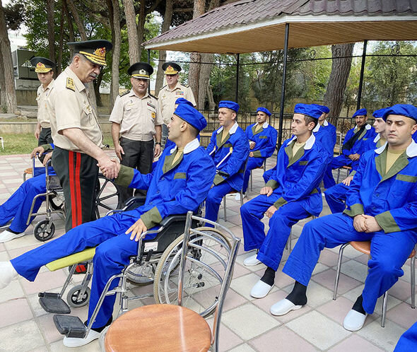 Müdafiə naziri hərbi hospitalda müalicə alan yaralılarla görüşdü - FOTO