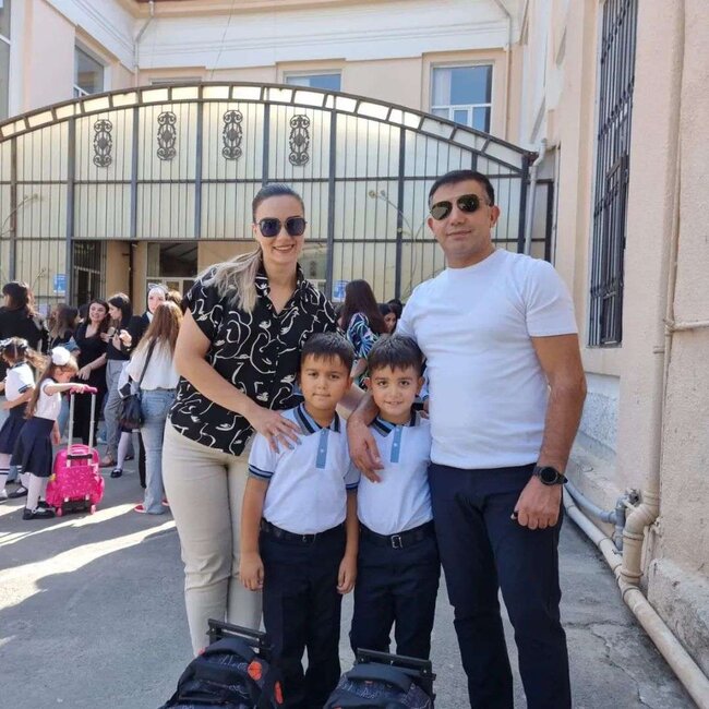 Bəyimxanım həyat yoldaşı və əkizləri ilə