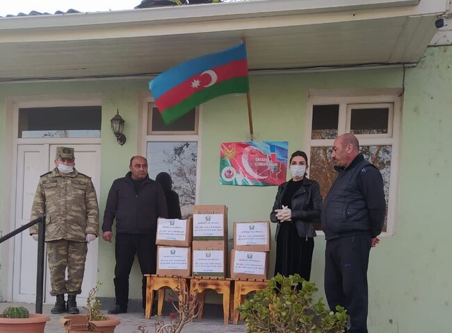 Hərbçilər əlillərə və müharibə veteranlarına baş çəkiblər