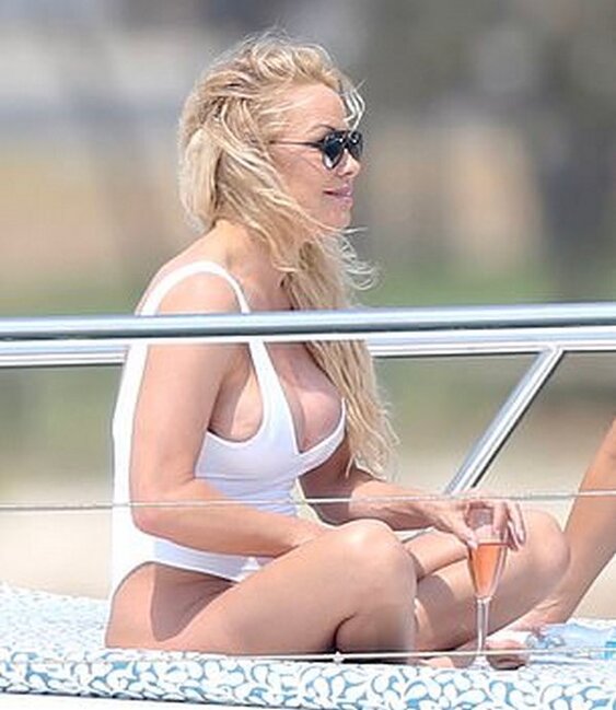 52 yaşlı Pamela Anderson reklam çəkilişində SİNƏSİNİ AÇDI - FOTO/VİDEO