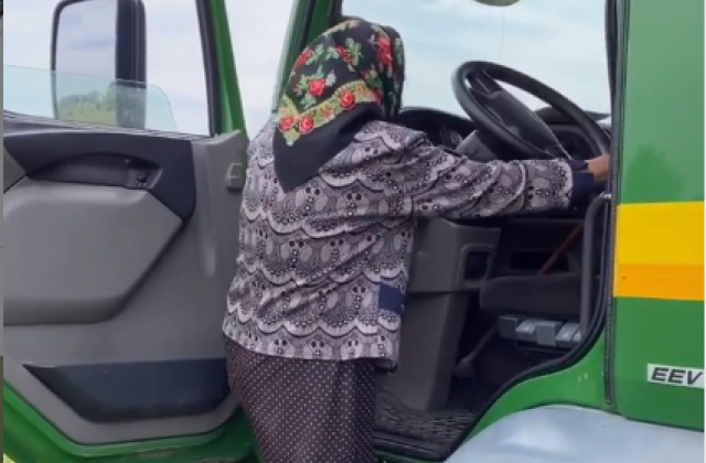 90 yaşlı blogger nənə yük maşınında "avtoşluq" etdi - VİDEO