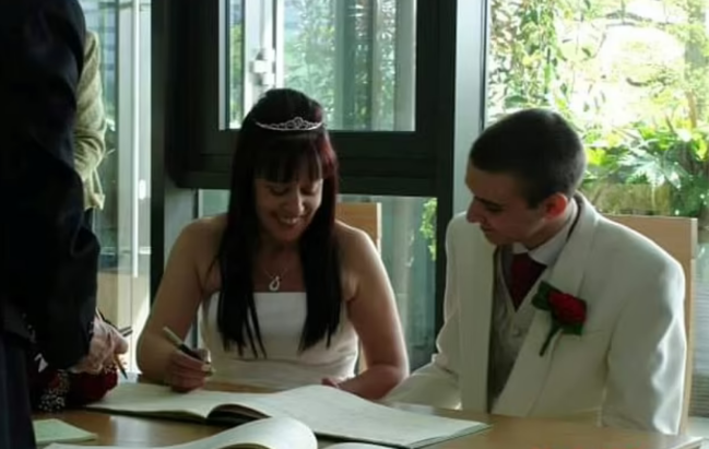 45 yaşlı qadın oğlunun 16 yaşlı sinif yoldaşına aşiq olub ərə getdi - 15 il birlikdədirlər - FOTO