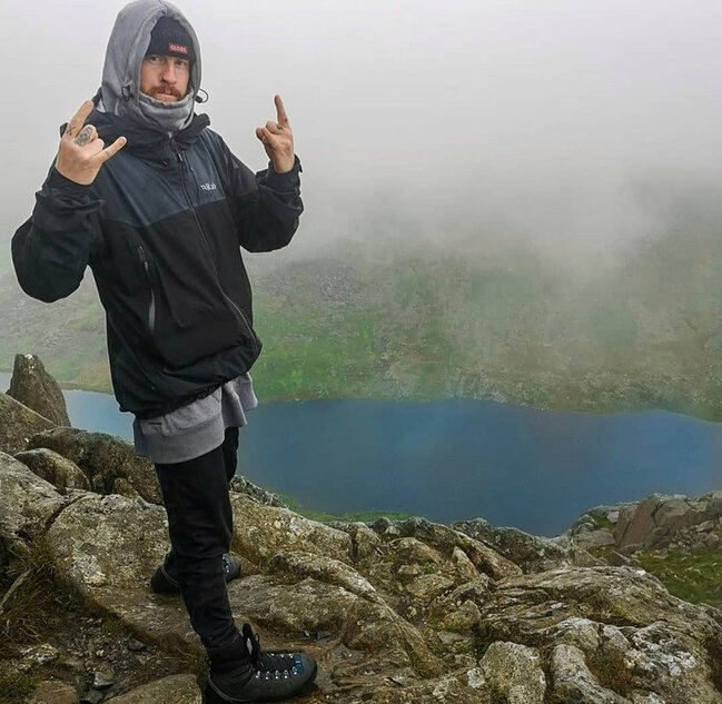 Qız sevgilisinin gözü önündə qayadan yıxıldı - FOTO