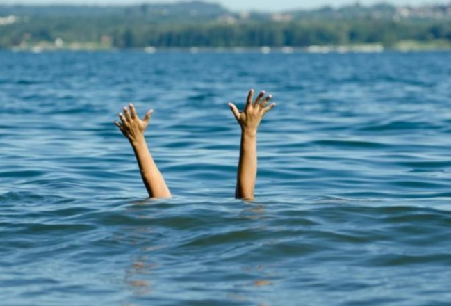 Gecəyarısı ailə qətliamı: Anasını və atasını öldürdü