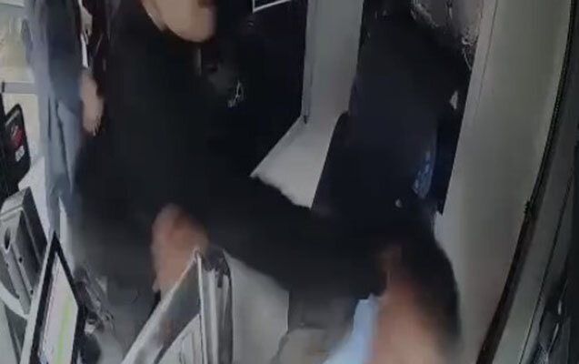 Bakıda sərnişin avtobus sürücüsünü döydü - Video