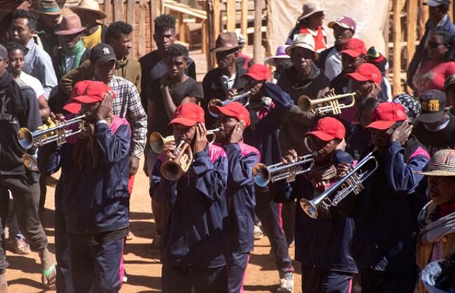 Dünyanın ƏN QORXUNC ənənəsi - Ölüləri qəbirdən çıxarıb rəqs edirlər - FOTO