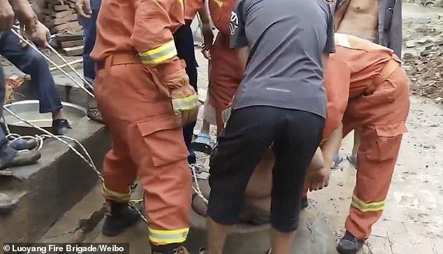 Quyuya düşən kök adam İLİŞİB QALDI - VİDEO