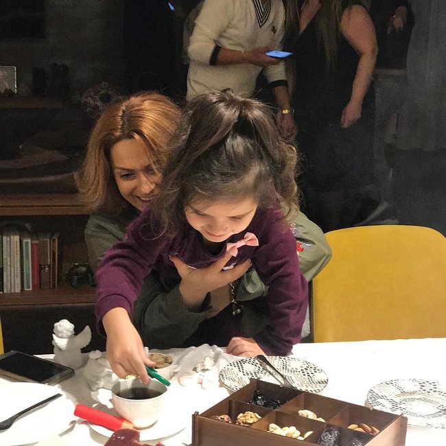 Bu da Kamilə Babayevanın üzünü gizlətdiyi qızı - FOTOLAR