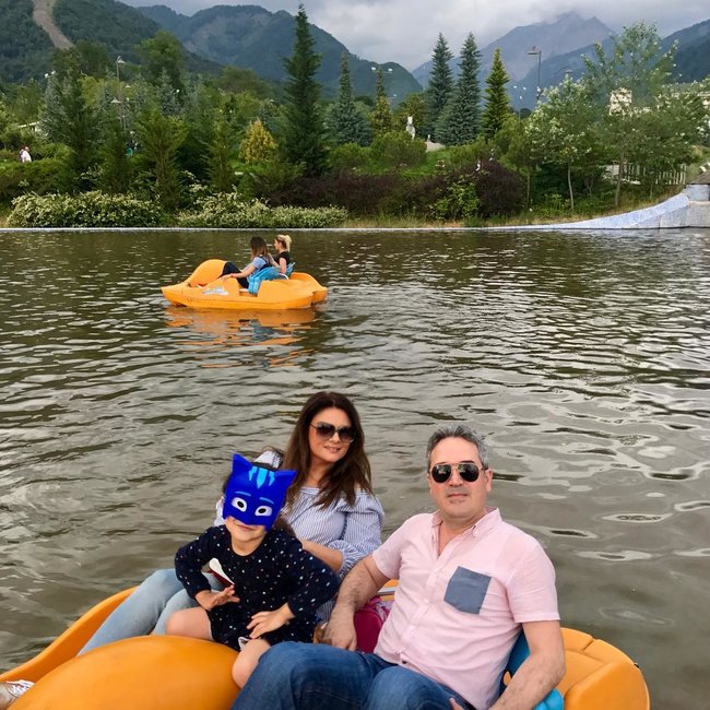 Bu da Kamilə Babayevanın üzünü gizlətdiyi qızı - FOTOLAR