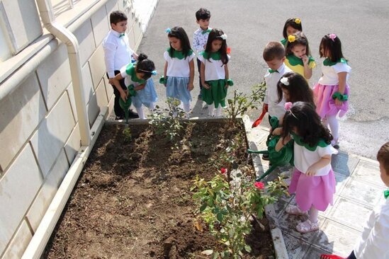 Bağça uşaqları birinci xanım Mehriban Əliyevanı belə təbrik etdilər - FOTO
