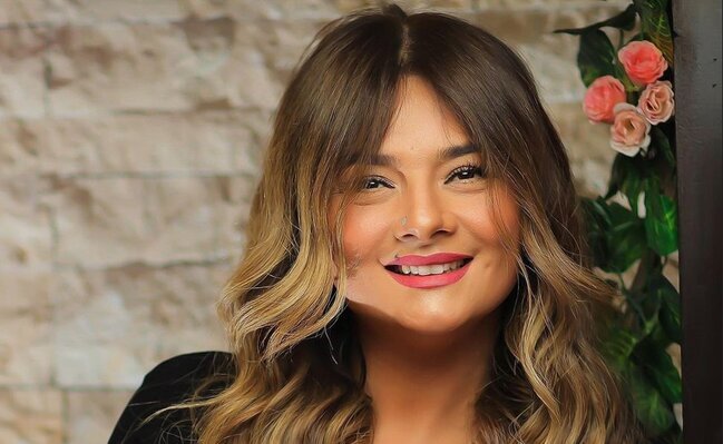 Aparıcı Kamilə Babayeva mini "şortik"də - FOTO