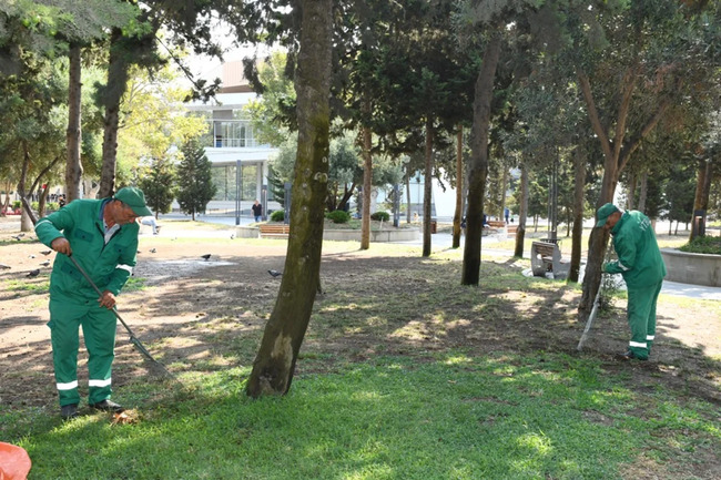 Bakının əsas küçə və prospektləri yuyulub