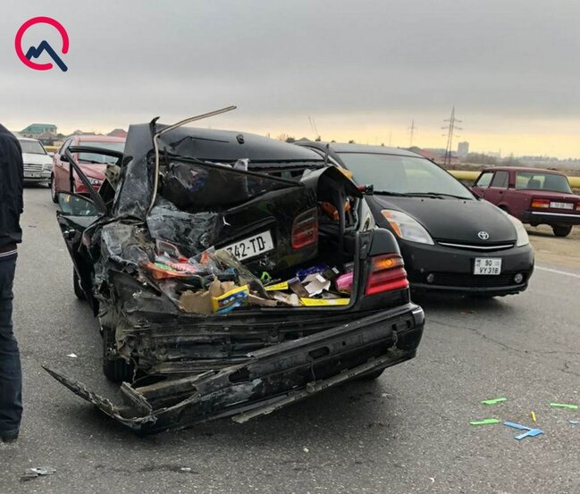 Bakıda sərnişin avtobusu "Mercedes"lə toqquşdu - FOTO