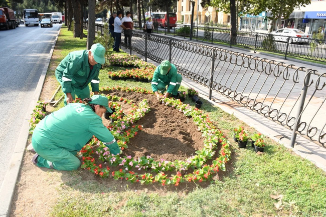 Bakının əsas küçə və prospektləri yuyulub