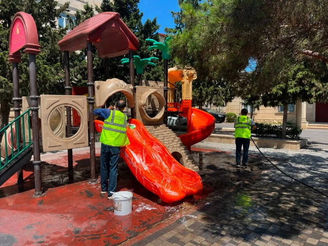 Bakının əsas küçə və prospektləri yuyulub
