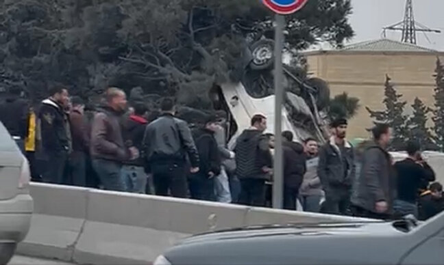 Bakı-Sumqayıt yolunda avtomobil aşıb - VİDEO