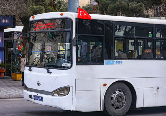 Bakıda avtobuslara Türkiyə bayraqları vuruldu - FOTOLAR