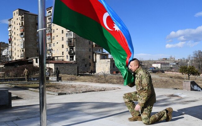 Prezident Şuşada Azərbaycan bayrağını qaldırdı - FOTO