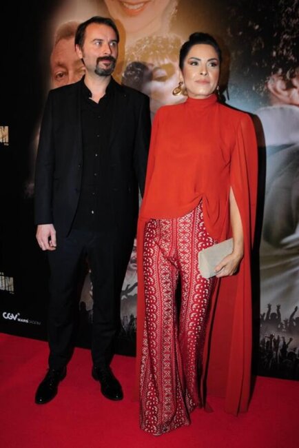 Məşhur aktrisa 13 illik sevgilisi ilə gizli evləndi