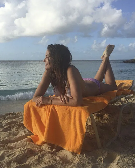 Sindi Krouford, Şeron Stoun və 50 yaşı ötən digər gözəllərin çimərlik FOTOLARI