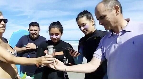 İçində insan qalıqları olan butulka okeanı qət edərək dostluğa səbəb oldu - FOTO-VİDEO