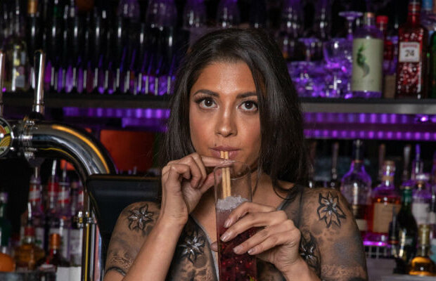 Qadın əyninə paltar ÇƏKİB lüt GƏZDİ - FOTO