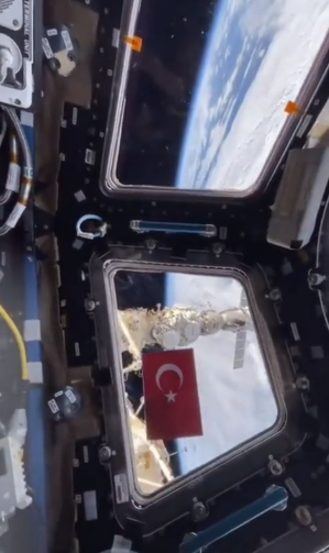 Rus kosmonavt kosmosda Türkiyə bayrağı açdı - FOTO