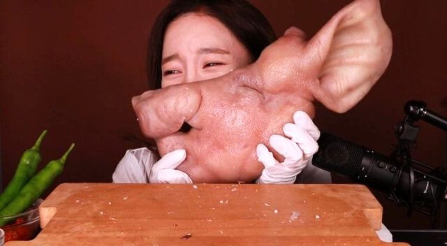 Bu qız heyvanları DİRİ-DİRİ yeyir - ŞOK VİDEO