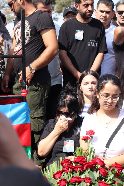 Uşaq evində, kimsəsiz böyüyən şəhidimizi xalqımız son mənzilə BELƏ YOLA SALDI - FOTO