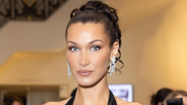 Bella Hadid müsəlmanların Ramazan ayını təbrik edib.