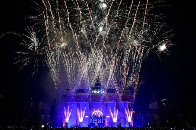 Hava soyuq olsa da, 2026-ci ili belə qarşıladılar - Fotolar