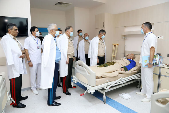 Müdafiə naziri hərbi hospitalda müalicə alan yaralılarla görüşdü - FOTO